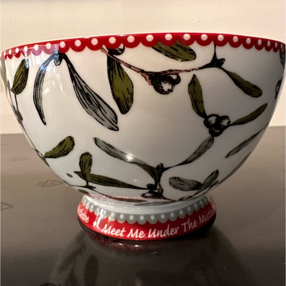 Large Porcelain Christmas serving Bowls “Meet me Under The Mistletoe” - Picture 4 of 6